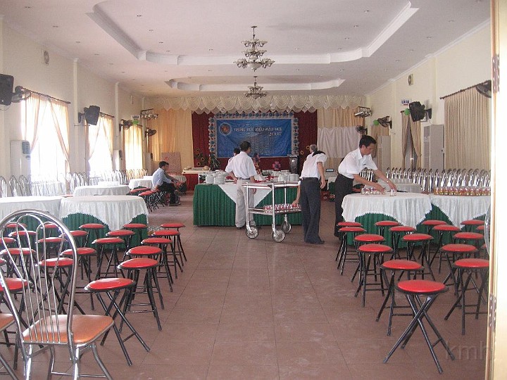 Nha hang dang chuan bi.JPG